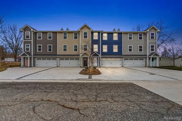 202 Oakwood Street, Holly, MI 48442