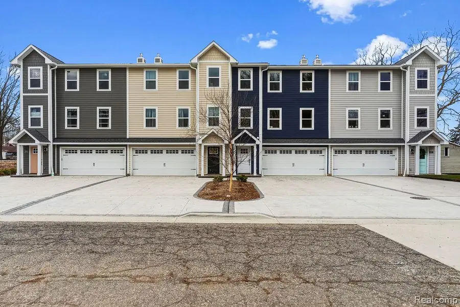 202 Oakwood Street, Holly, MI 48442 - #3