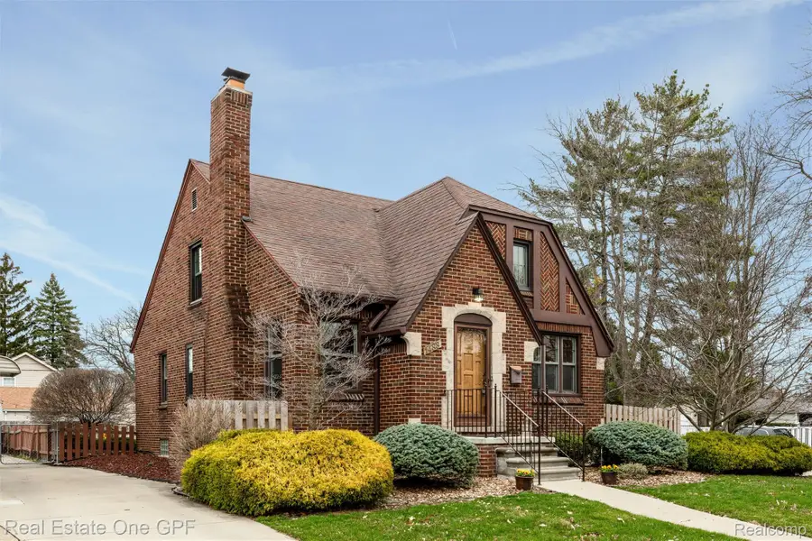 1488 Roslyn Road, Grosse Pointe Woods, MI 48236 - #2