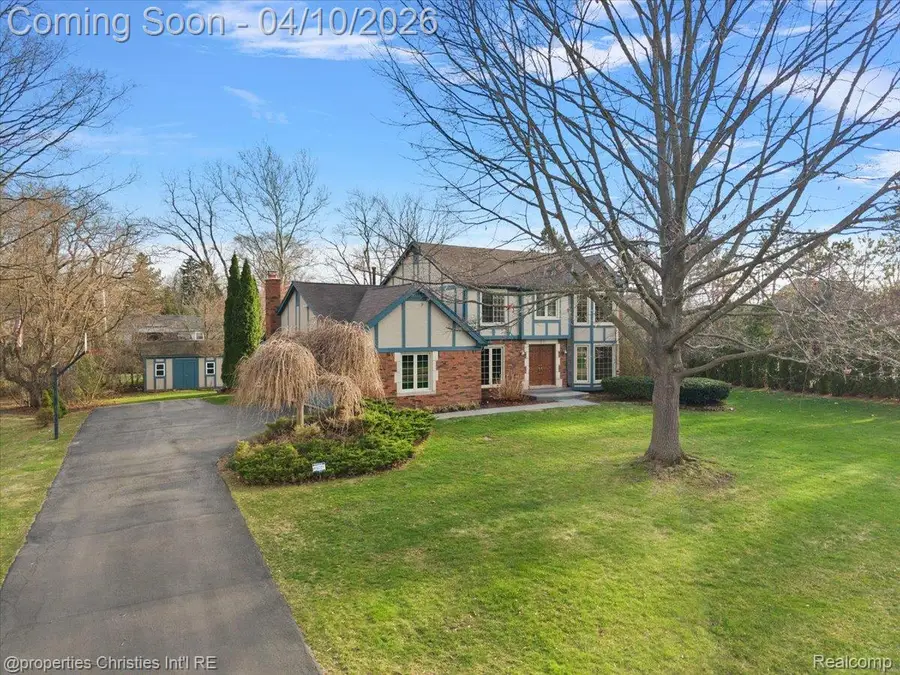 47269 S Chigwidden Drive, Northville, MI 48167 - #2