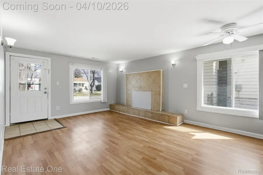 5747 Kingsbury Street, Dearborn Heights, MI 48127 - #2