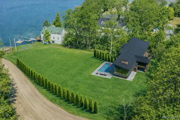 2294 Sonora Drive, Fenton, MI 48430