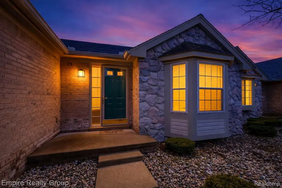 12330 Hickory E, Utica, MI 48315 - #2