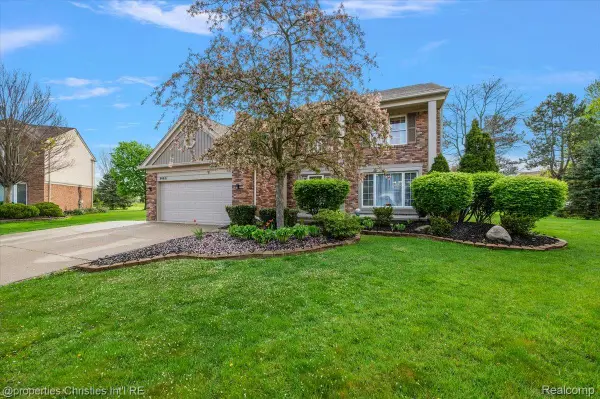 46481 E Oak Manor Court, Canton, MI 48187