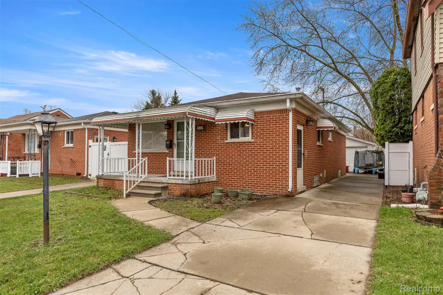 939 Stewart Avenue, Lincoln Park, MI 48146 - #2