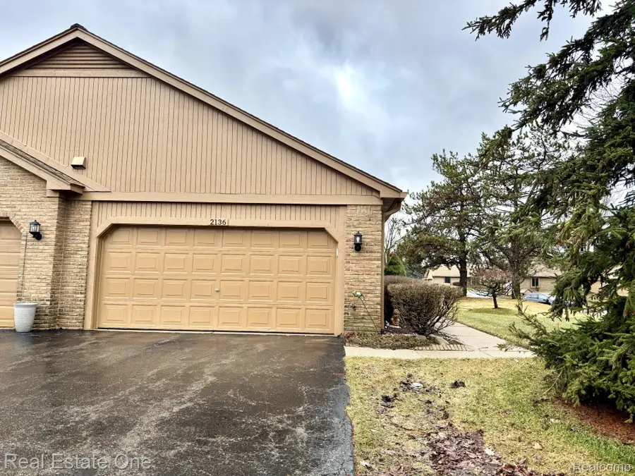 2136 London Bridge Drive, Rochester Hills, MI 48307 - #2
