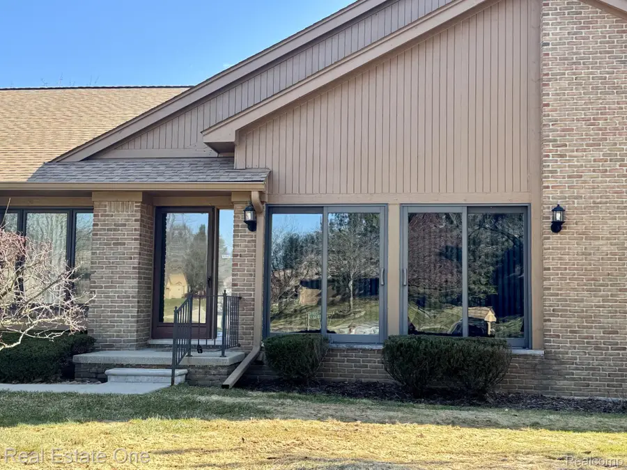 2136 London Bridge Drive, Rochester Hills, MI 48307 - #3