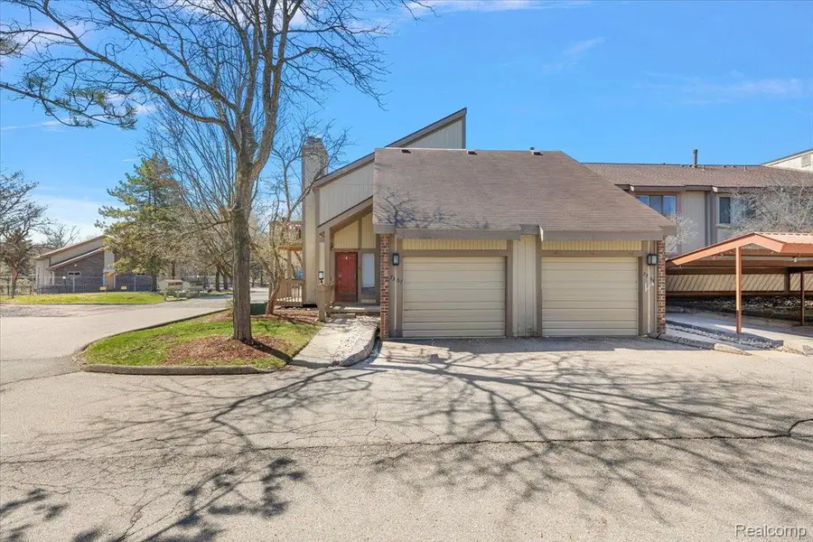 7361 Radcliff Drive, West Bloomfield, MI 48322 - #2