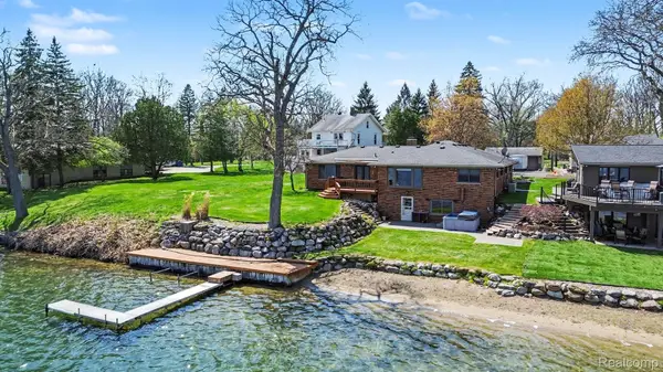 2596 N Williams Lake Road, Waterford, MI 48327