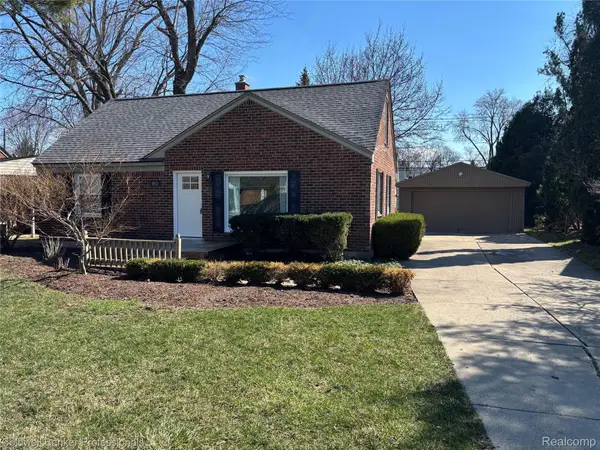 1921 Beverly Street, SylvanLake, MI 48320