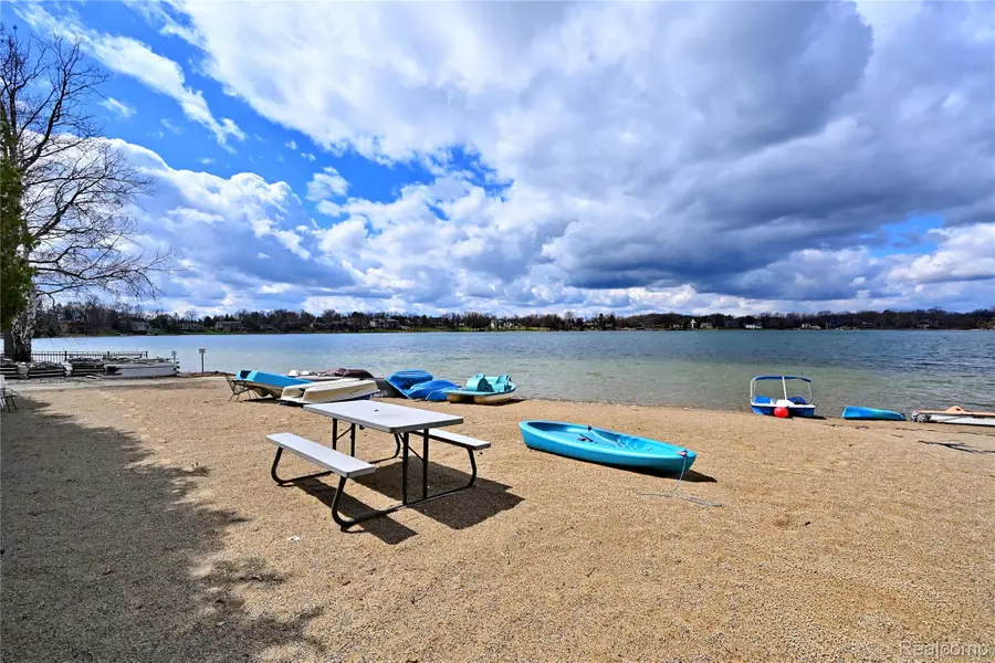 1966 Klingensmith Road #18C, Bloomfield Hills, MI 48302 - #2