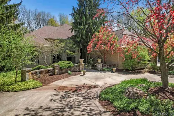 1293 Huntcliff Court, Milford, MI 48380