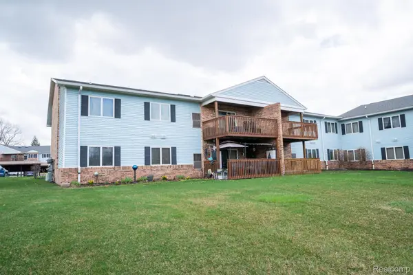 1335 Harbour Blvd #89, Trenton, MI 48183