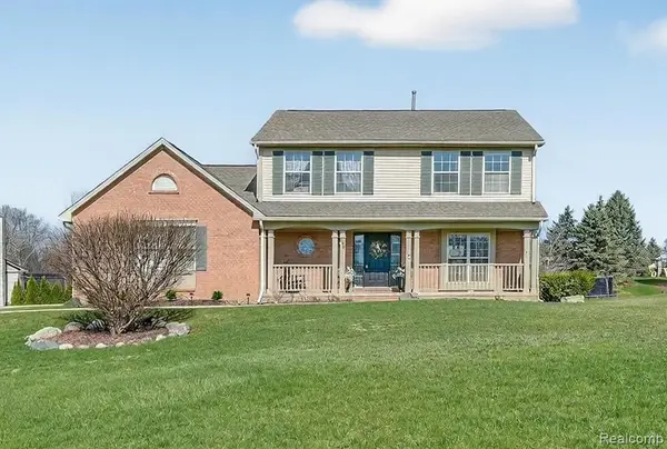 255 Round Tree Drive, LakeOrion, MI 48360