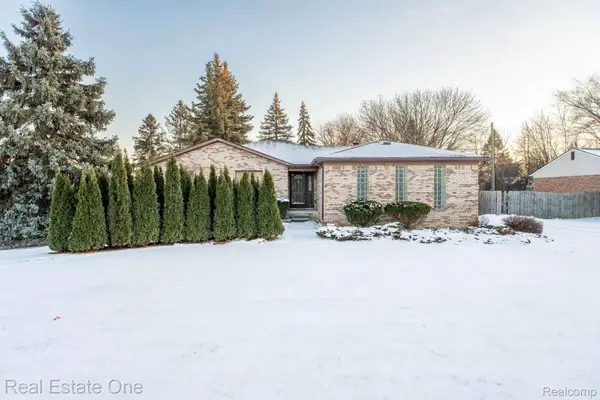 194 E Long Lake Road, Troy, MI 48085