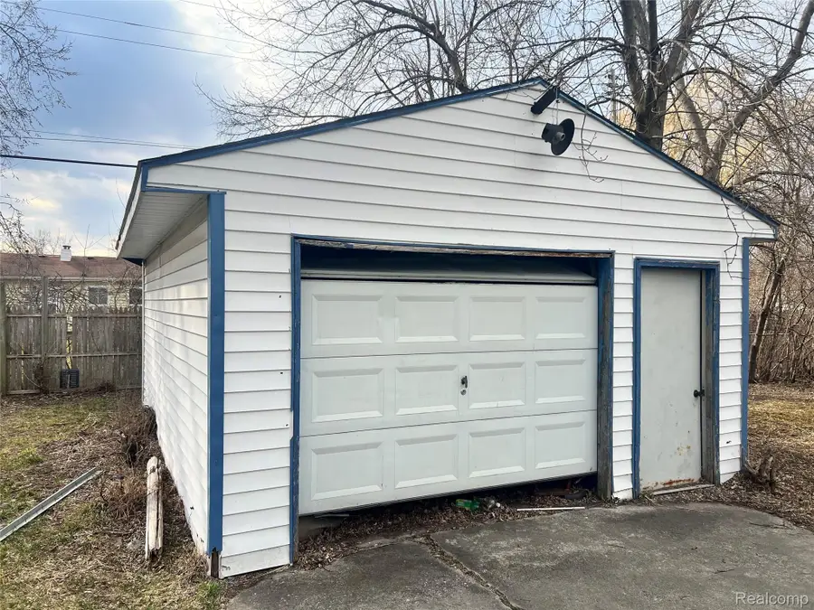 945 S 27th Street, Saginaw, MI 48601 - #3