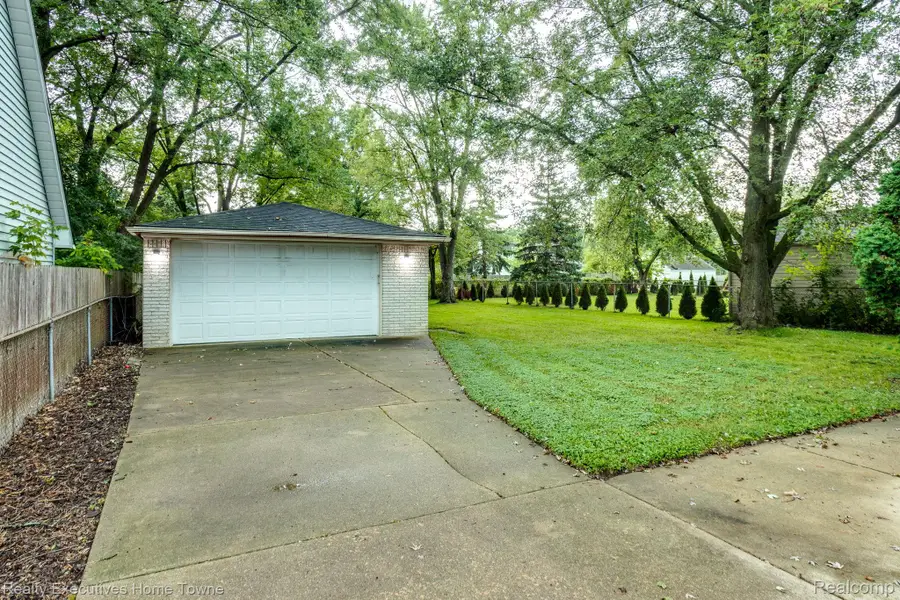 2448 Oakcrest Road, Sterling Heights, MI 48310 - #2