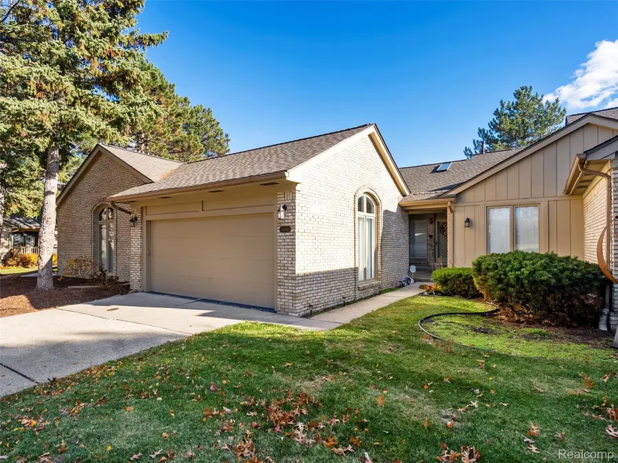 43043 W Kirkwood Drive, Clinton, MI 48038 - #2