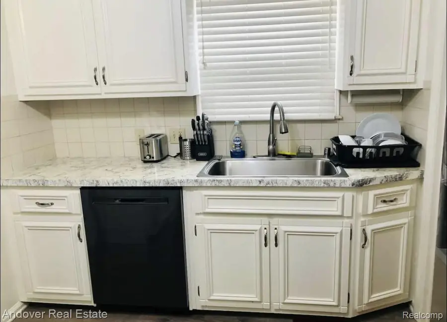 1321 N Vernon Street, Dearborn, MI 48128 - #2