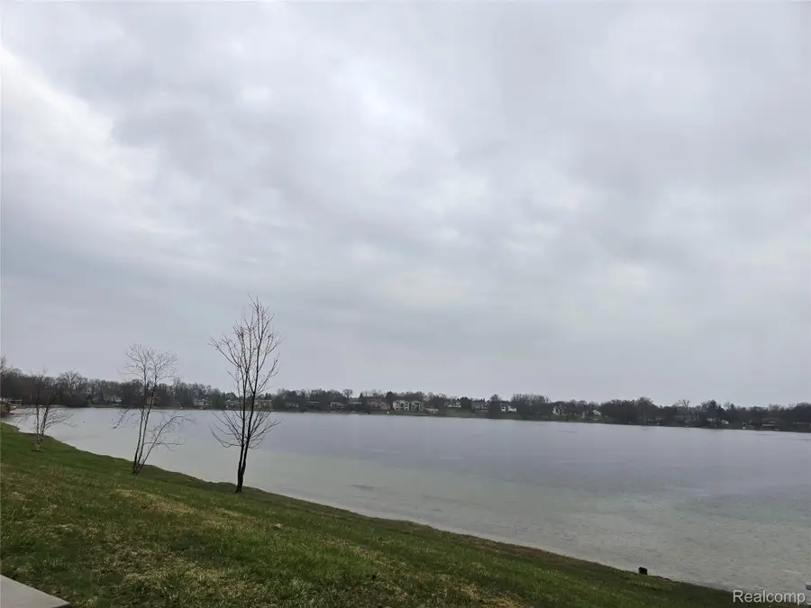 1932 Klingensmith Road #56 B, Bloomfield, MI 48302 - #2