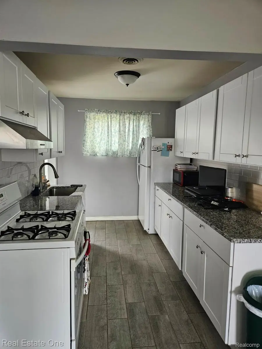 8257 Oak Street, Taylor, MI 48180 - #2