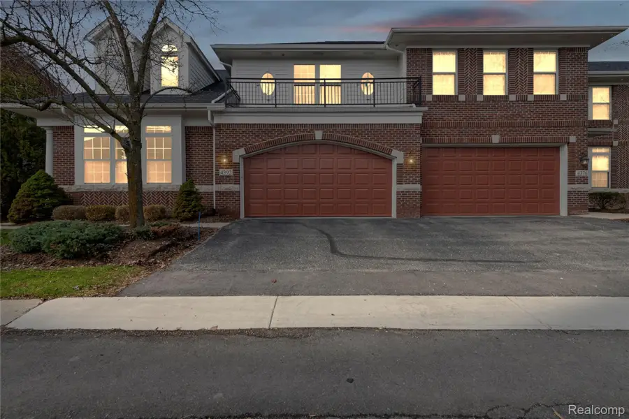 4392 Gateway Circle, West Bloomfield, MI 48322 - #2