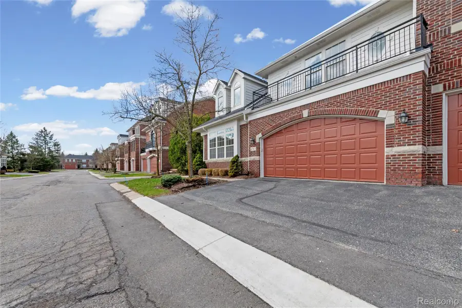 4392 Gateway Circle, West Bloomfield, MI 48322 - #3