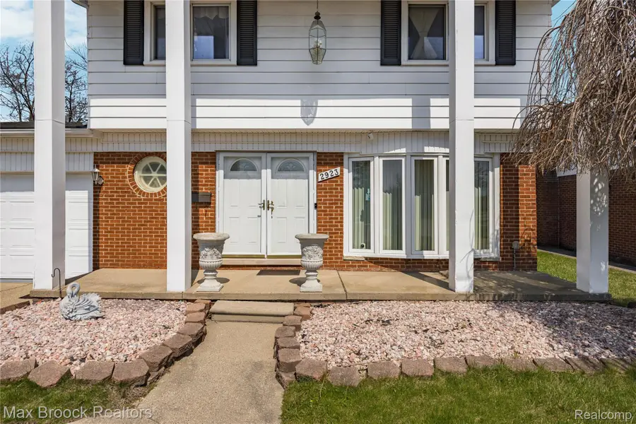 2923 Groves Drive, Sterling Heights, MI 48310 - #2