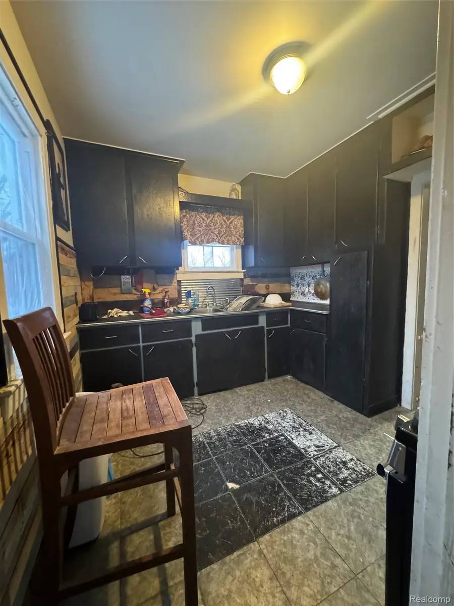1422 Leith Street, Flint, MI 48506 - #3