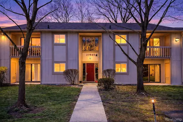 27845 Berrywood Lane, Farmington, MI 48334