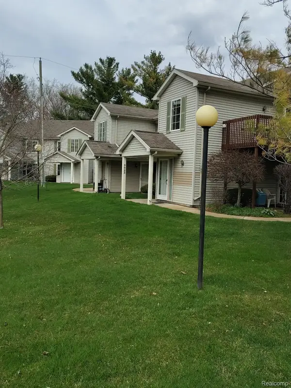 5025 S Saybrook Court #15, Waterford, MI 48327