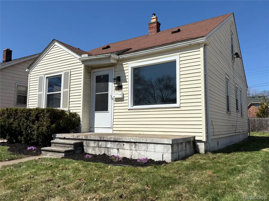 164 W Browning Avenue, Hazel Park, MI 48030 - #2