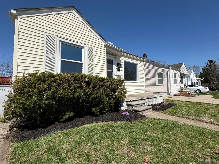 164 W Browning Avenue, Hazel Park, MI 48030 - #3