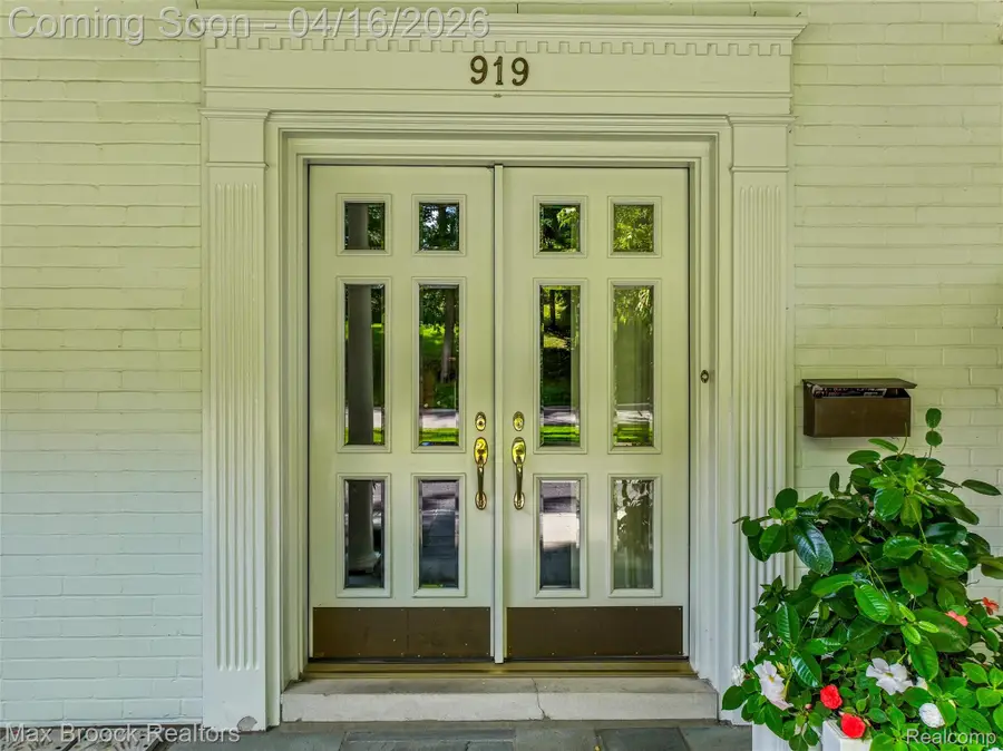 919 W Glengarry Circle, Bloomfield Hills, MI 48301 - #2