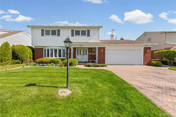 690 Briarcliff Drive, GrossePointeWoods, MI 48236