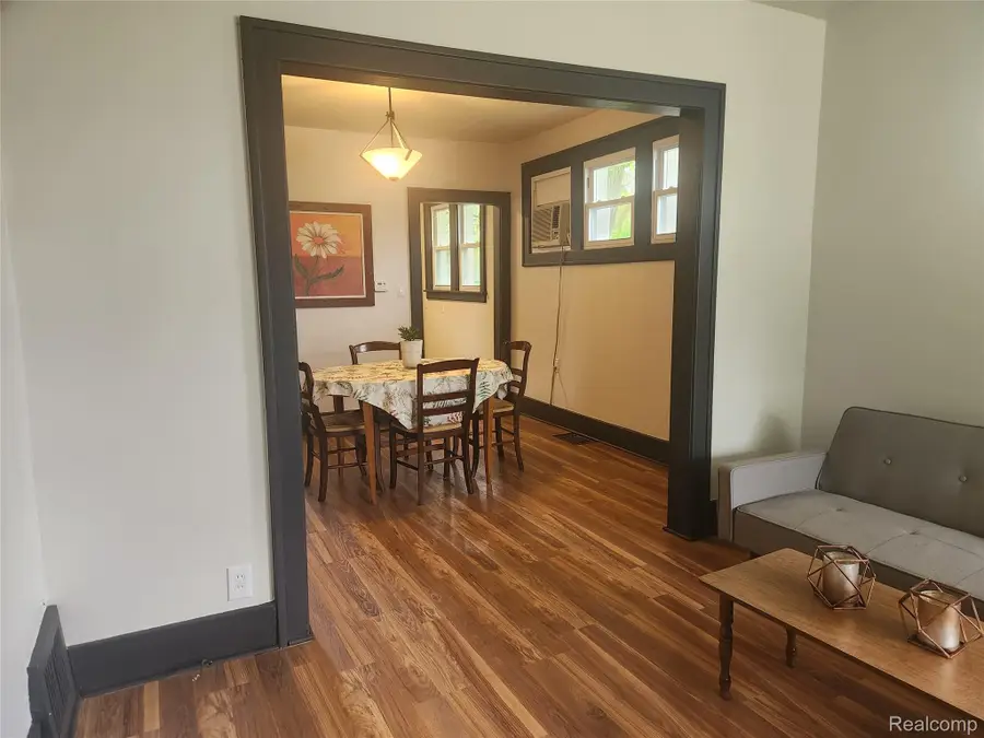 428 E Milton Avenue, Hazel Park, MI 48030 - #2