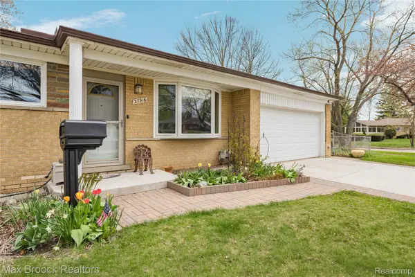 27916 Walker Avenue, Warren, MI 48092