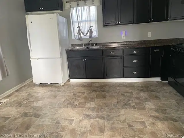 105 S Court Street, Lapeer, MI 48446 - #3