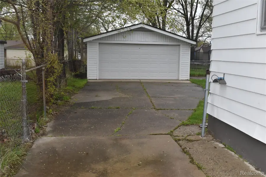 23517 Elmira Street N, Saint Clair Shores, MI 48082 - #3