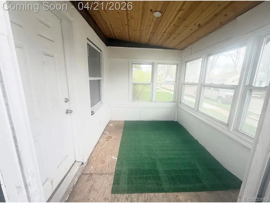 1604 E Meyers Avenue, Hazel Park, MI 48030 - #3