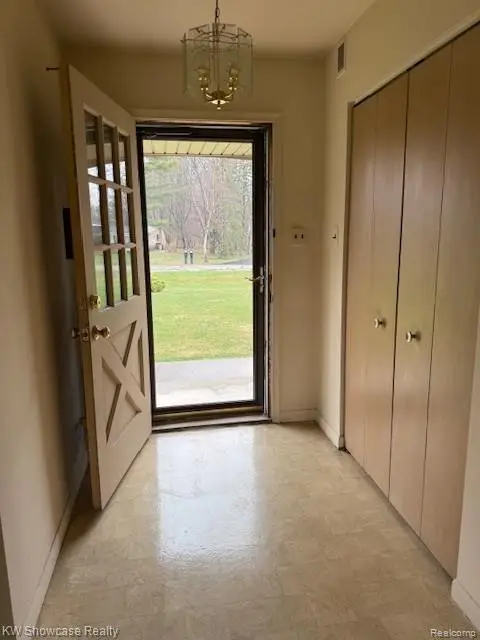 28347 E Greenmeadow Circle, Farmington, MI 48334 - #3