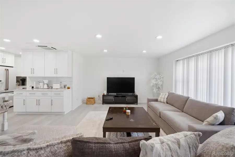 5585 Castleton Drive, West Bloomfield, MI 48322 - #2