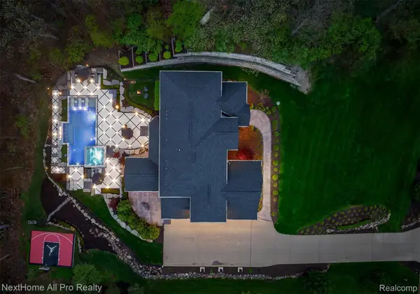 12385 Boulder Pass Drive, Milford, MI 48380