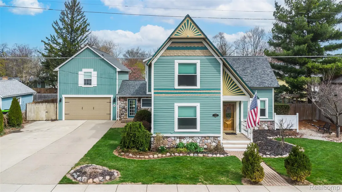 208 W Rockwell Street, Fenton, MI 48430 - #1