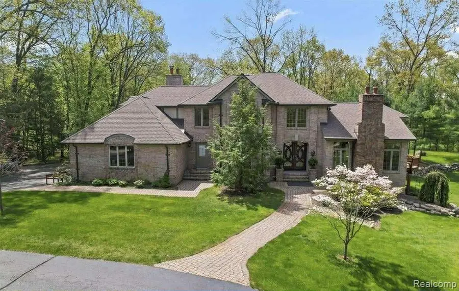 561 Valley Drive, Milford, MI 48381 - #2