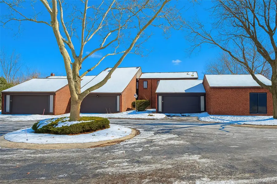 3082 Lindenwood Drive, Dearborn, MI 48120 - #3