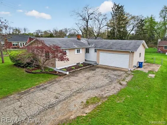3740 Clintonville Road, Waterford, MI 48329