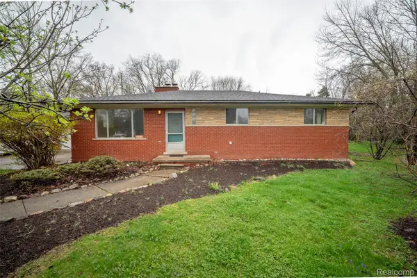 6886 E Nashway, WestBloomfield, MI 48322