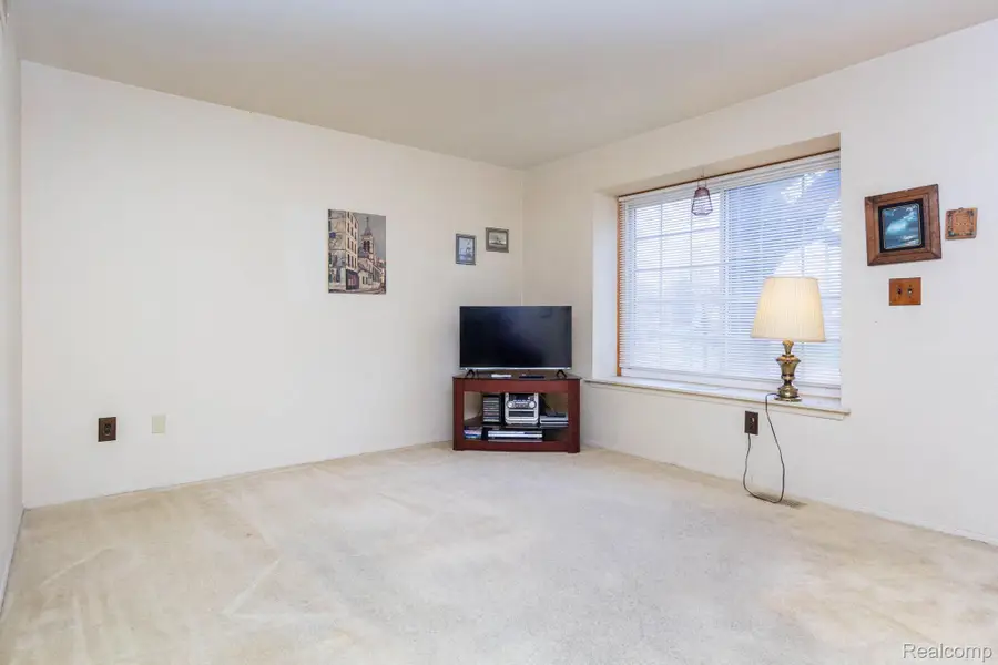 3026 Seaton Circuit N, Warren, MI 48091 - #3