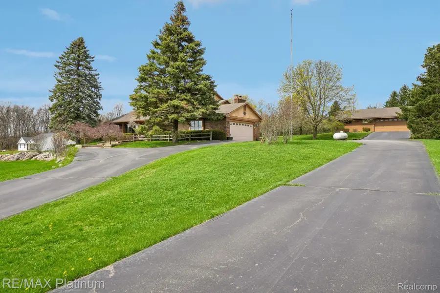 555 Crawford Farm Lane, Milford, MI 48380 - #2